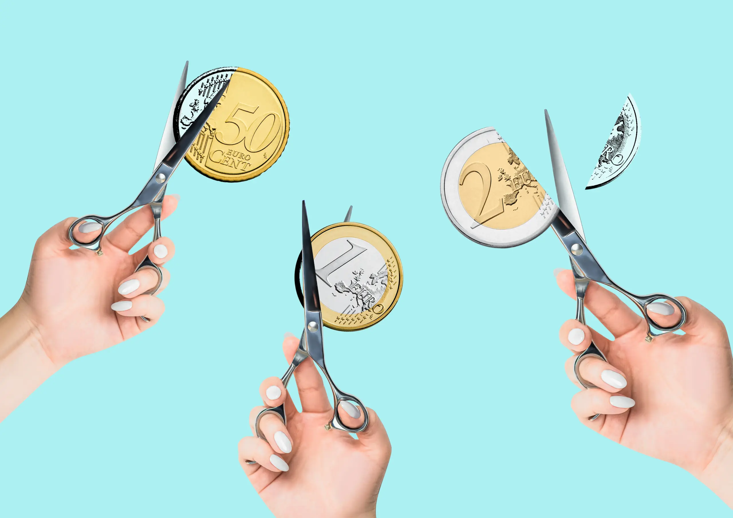 Drei Hände mit Scheren schneiden Euromünzen (50 Cent, 1 Euro, 2 Euro) entzwei.